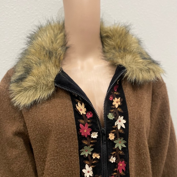 Tasha Polizzi blanket faux fur and floral appliqué jacket. - Picture 4 of 10